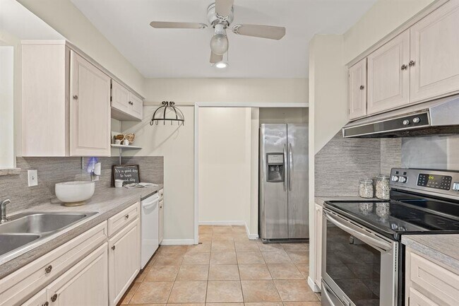 Building Photo - 3205 Whites Dr