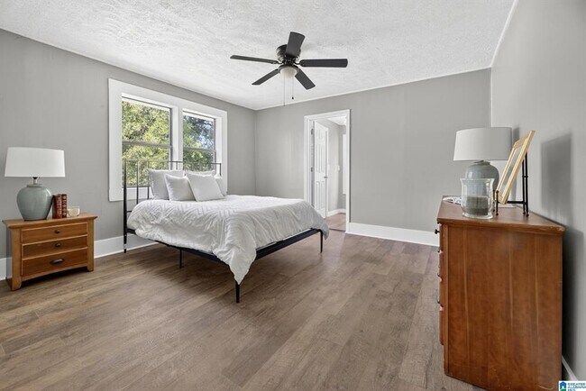 Building Photo - 3 bedroom & 3 bathroom located in Pleasant Valley - $400 off first months rent!