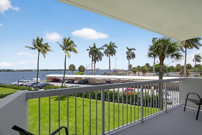 Building Photo - 2600 N Flagler Dr