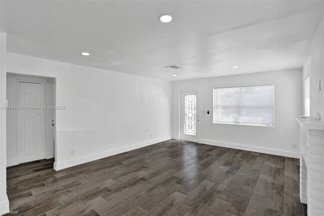 Building Photo - 3 br, 2 bath House - 242 SW 9th St # 1