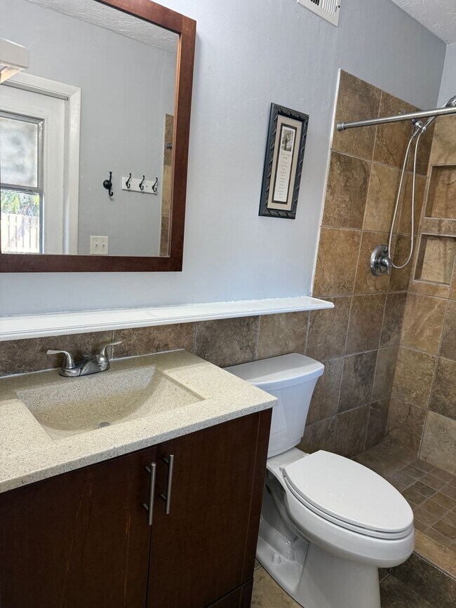 Building Photo - 2Bedroom 2 Bath Single Family Home W/1 Car Garage