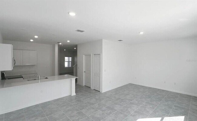 Building Photo - 2562 Skyline Lp