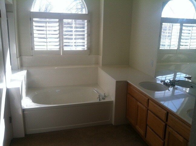 Building Photo - Lovely Home in Sought-After Neighborhood