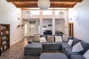 Building Photo - 9316 Tanoan Dr NE