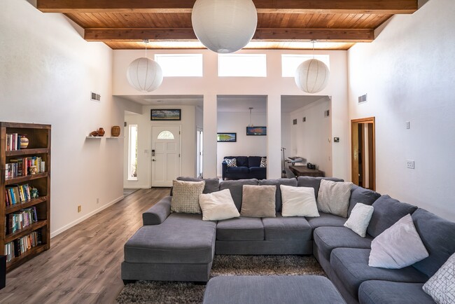 Building Photo - 9316 Tanoan Dr NE