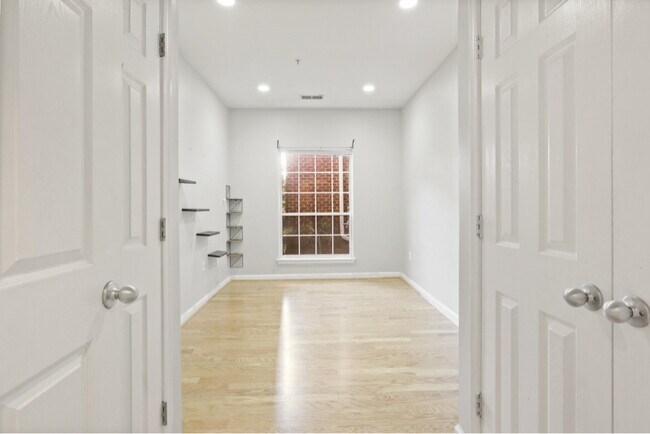 Building Photo - 4850 Eisenhower Ave