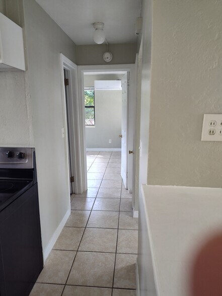 Building Photo - 318 N Oleander Ave