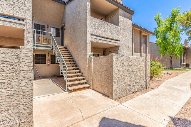 Building Photo - 533 W Guadalupe Rd