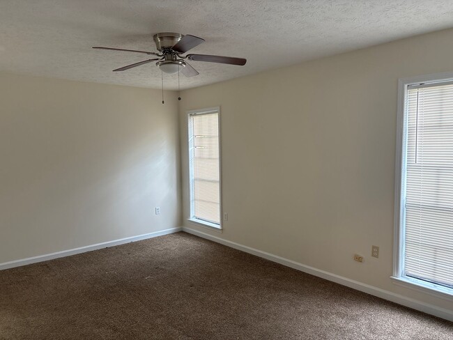 Building Photo - 5765 Hyde Park Dr