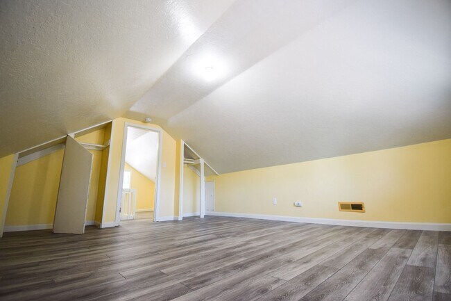 Building Photo - 5526 N Delaware Ave