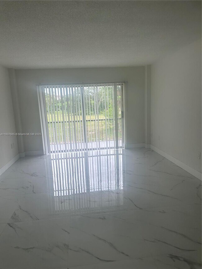 Building Photo - 4166 Inverrary Dr