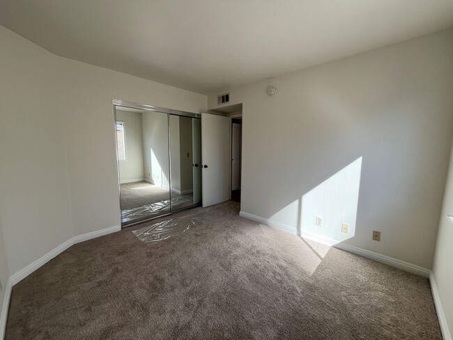 Building Photo - Pet Friendly, 3+2 w/balcony, parking + all...