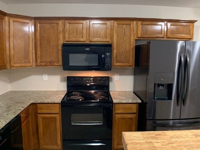 Building Photo - Newer 3 Bedroom off I-240