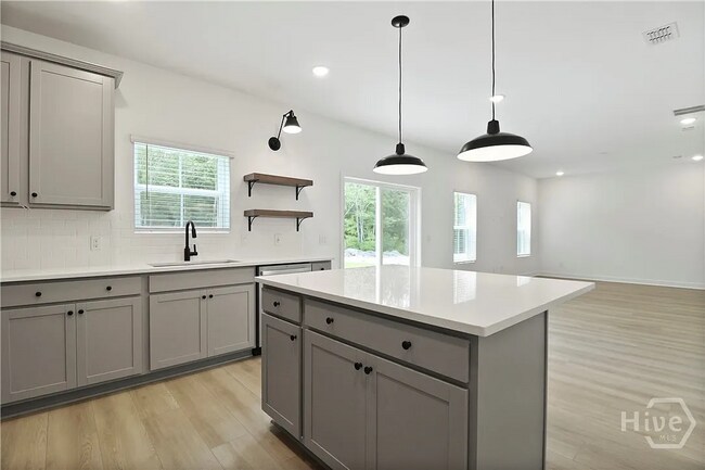 Building Photo - Beautiful 5-Bedroom, 3-Bath Home in Bloomi...