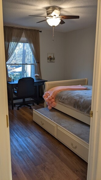 Second Bedroom with desk - 4700 Cornwall Pl