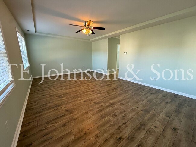 Building Photo - Spacious 4 Bedroom Home with Fenced Yard & Two Car Garage in Clemmons