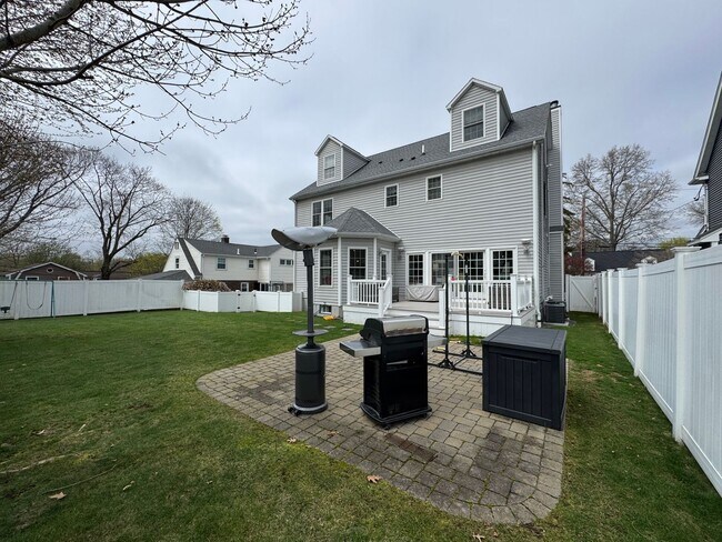 Building Photo - Waltham 3 bed 2.5 Bath