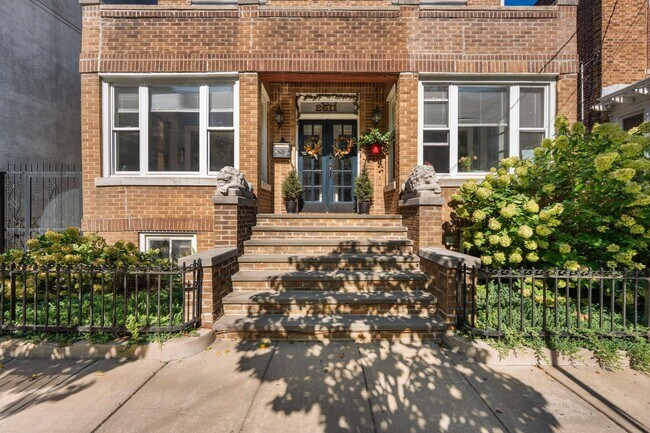 Building Photo - 2811 Summit Ave