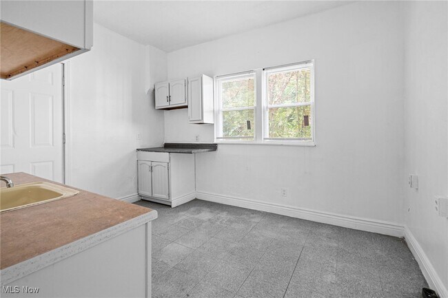 Building Photo - 740 Fern St