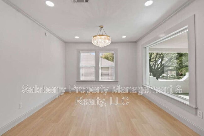 Building Photo - 2105 Tremont Ave