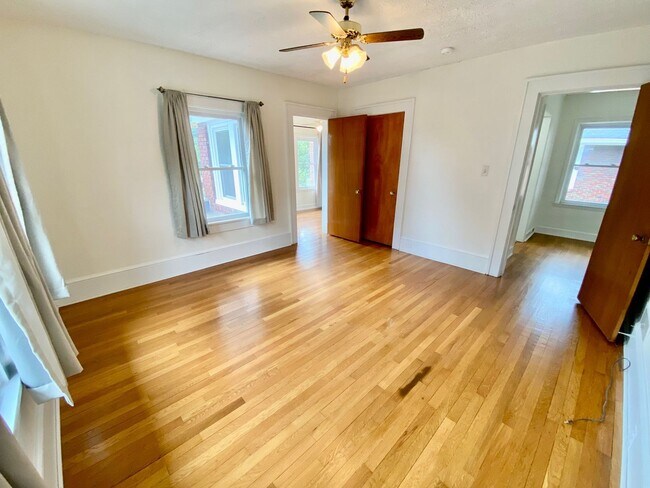 Building Photo - North Asheville - Renovated 1020's Charmer!
