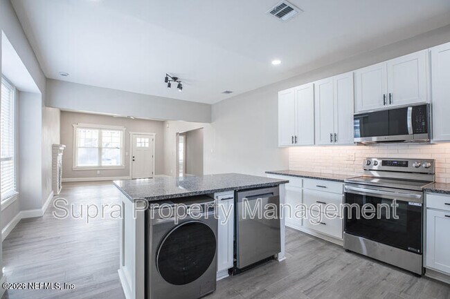 Building Photo - 2703 College St