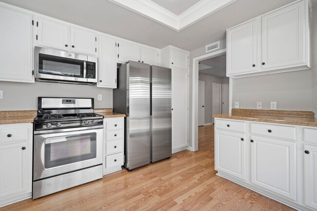 Building Photo - Well Maintained 3 Bedroom Condo in Gated R...