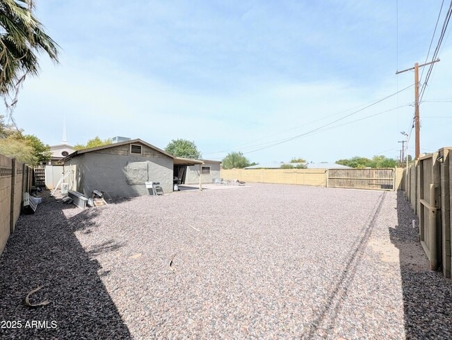 Building Photo - 2443 E Earll Dr
