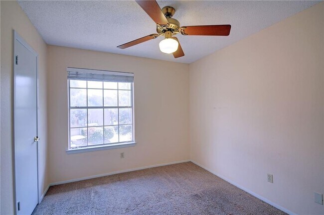 Building Photo - 1015 E Yager Ln