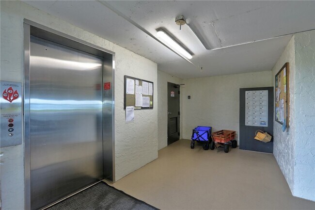 Building Photo - 9612 Riverside Dr