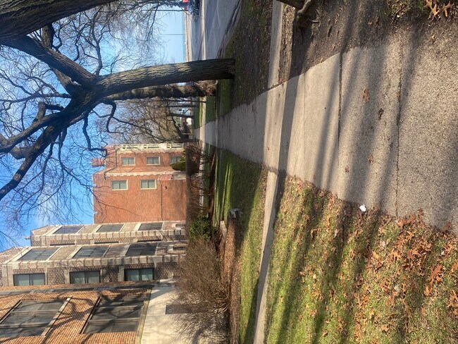 Building Photo - 501 Sheridan Rd