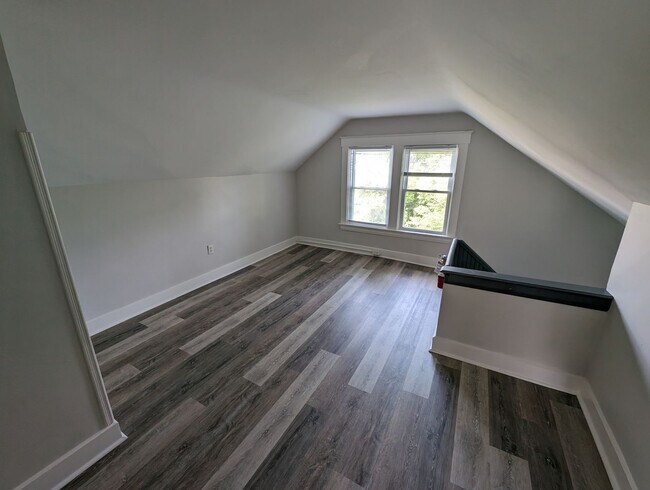Building Photo - Beautiful Housing Convenient to Xavier Campus with Bonus Room