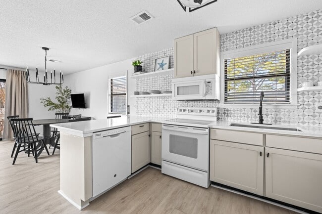 Building Photo - Cute fully furnished 1-Bedroom Codo in Sea...