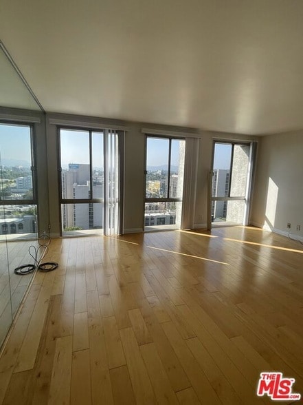 Building Photo - 800 W 1st St