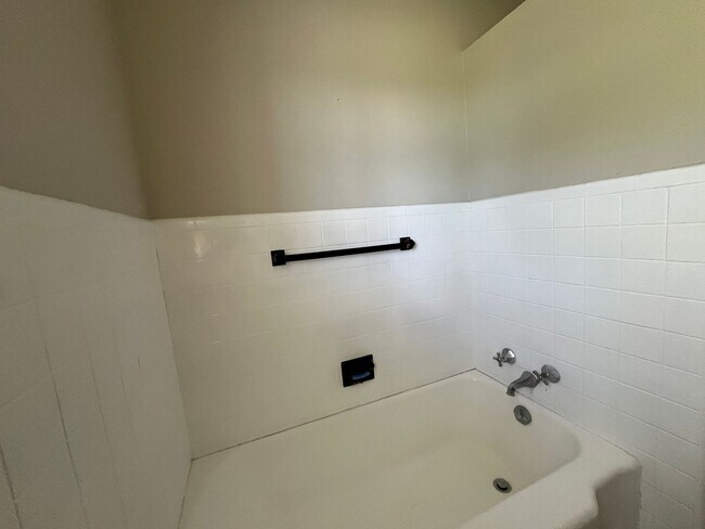Building Photo - House with Back Apartment in Alameda Estat...