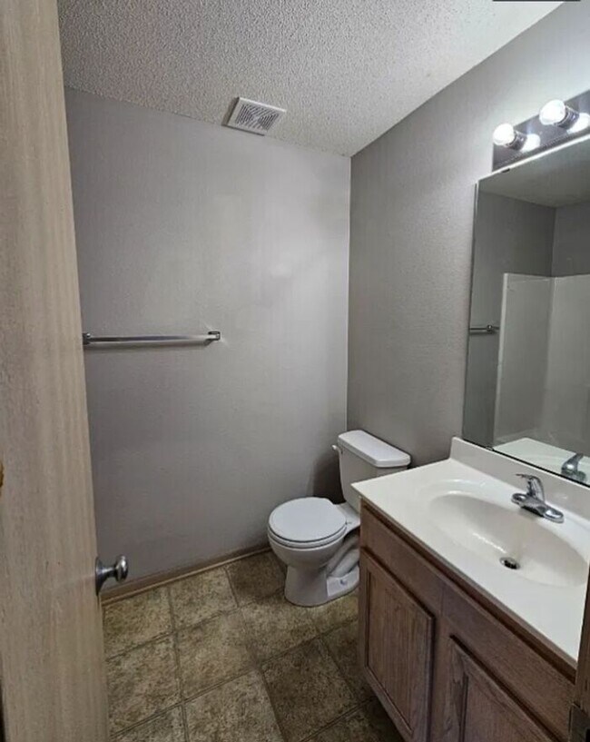 Building Photo - Great Location!!!!