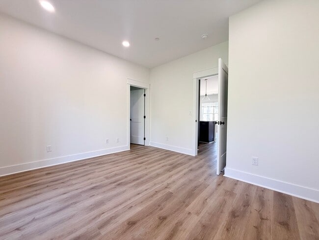 Building Photo - Fuller Style - Spacious 3-Bedroom Townhome with Pool and Pickleball Court