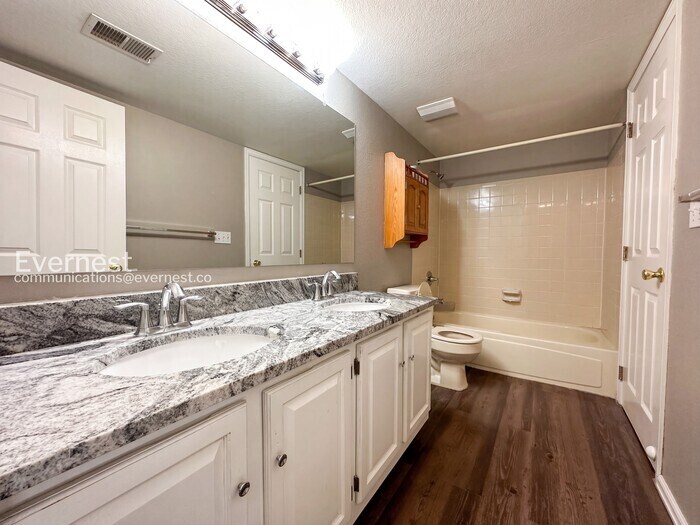 Building Photo - 12043 W Cross Dr