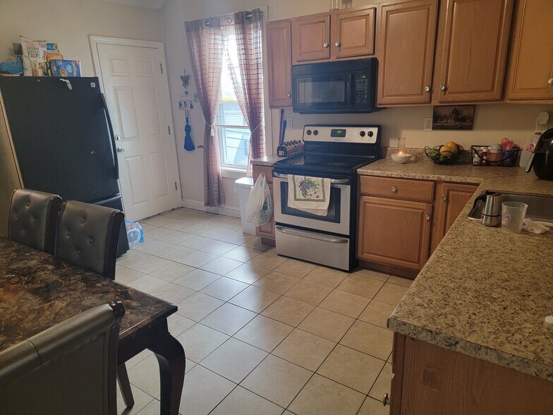 Kitchen (before updating) - 71 Mount Pleasant Ave