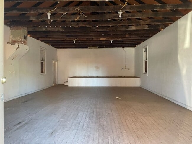 Building Photo - Single Family Home with Garage | Avail. Oc...