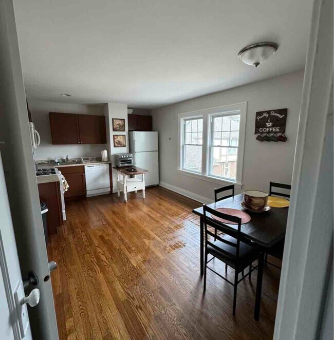 Building Photo - 161 E North Ave