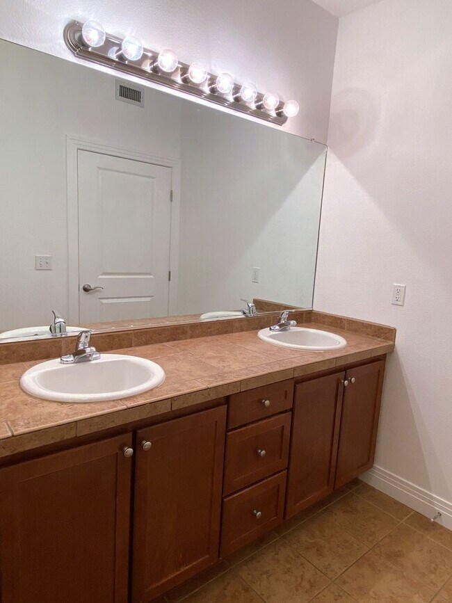 Building Photo - Stylish 1BD/1BA Condo with Garage & Balcony in Sought-After Englewood Location | $1,795/mo