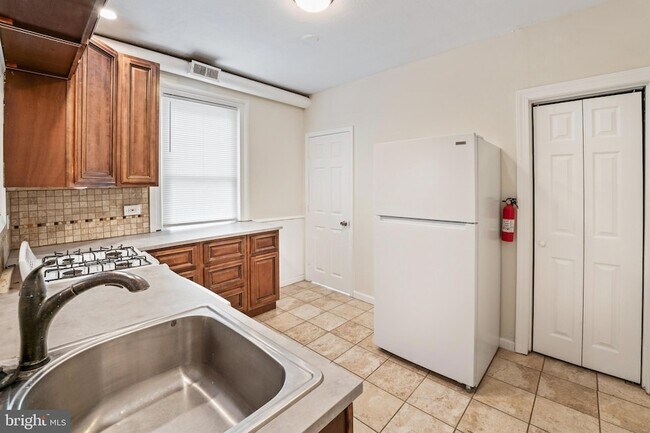 Building Photo - 2223 Frankford Ave