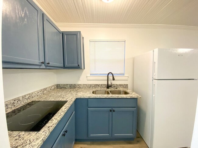 Building Photo - Recently renovated efficiency apartment in midtown