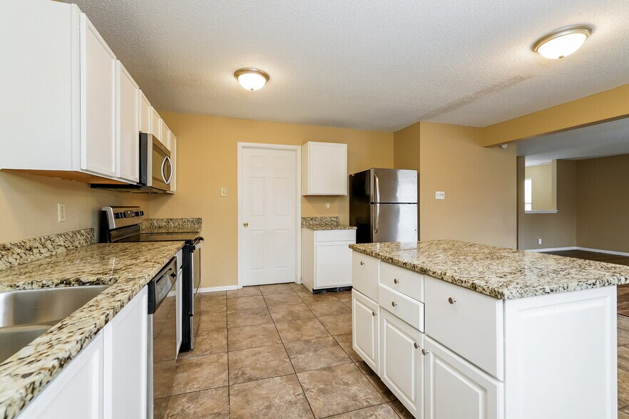 Building Photo - 2044 Southernwood Ln