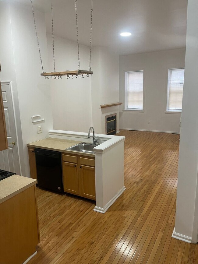 Building Photo - Bright Old City Loft