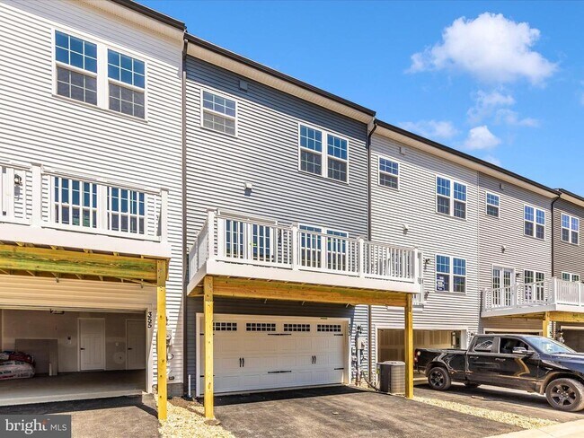 Building Photo - 353 Marquis St