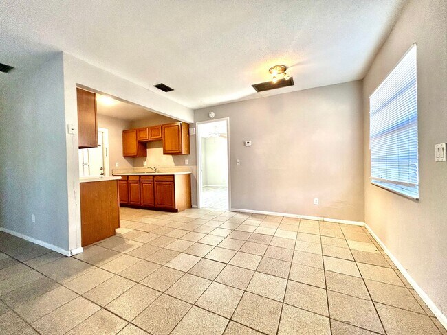 Building Photo - 2260/2262 Stella St.