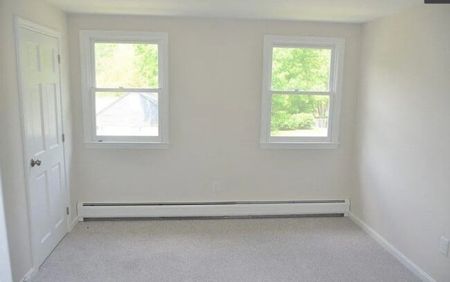 Building Photo - Rent Reduced! Ideally located 3 bedroom ho...