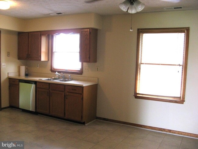 Building Photo - 104 Covington Ln